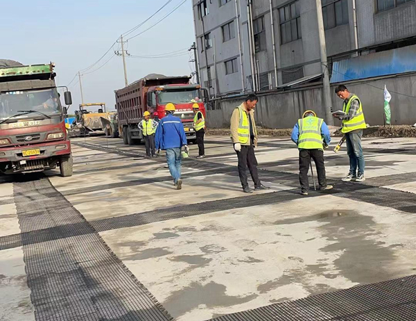 安义老材料的新故事：玻璃纤维土工格栅如何在‘白改黑’浪潮中重获新生？